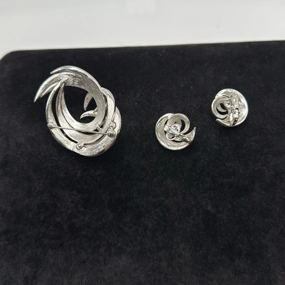 Vintage Signed Crown Trifari Silver Tone Brooch & Clip Earrings Demi Parure